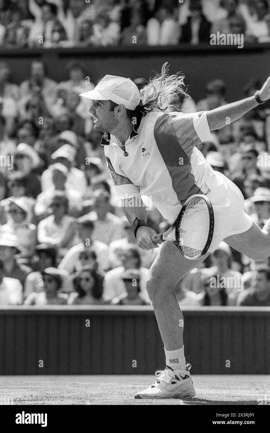 André Agassi joue sur le court central au tournoi de tennis de Wimbledon en 1993 Banque D'Images