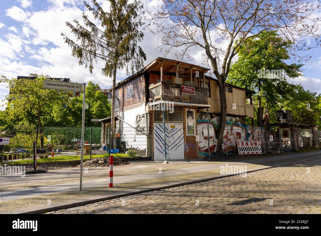 Die Oranienstraße in Berlin, zwischen Gentrifizierung und tradition. 18.04.2024, UE, DEU, Deutschland, Berlin, Berlin : das Baumhaus an der Mauer auch Gecekondu von Kreuzberg oder Guerilla-Garten des türkischen Einwanderer Osman Kalin. Eu, DEU, Allemagne, Berlin, Berlin : la maison dans les arbres sur le mur est également connue sous le nom de Gecekondu de Kreuzberg ou jardin de guérilla de l'immigrant turc Osman Kalin. Banque D'Images