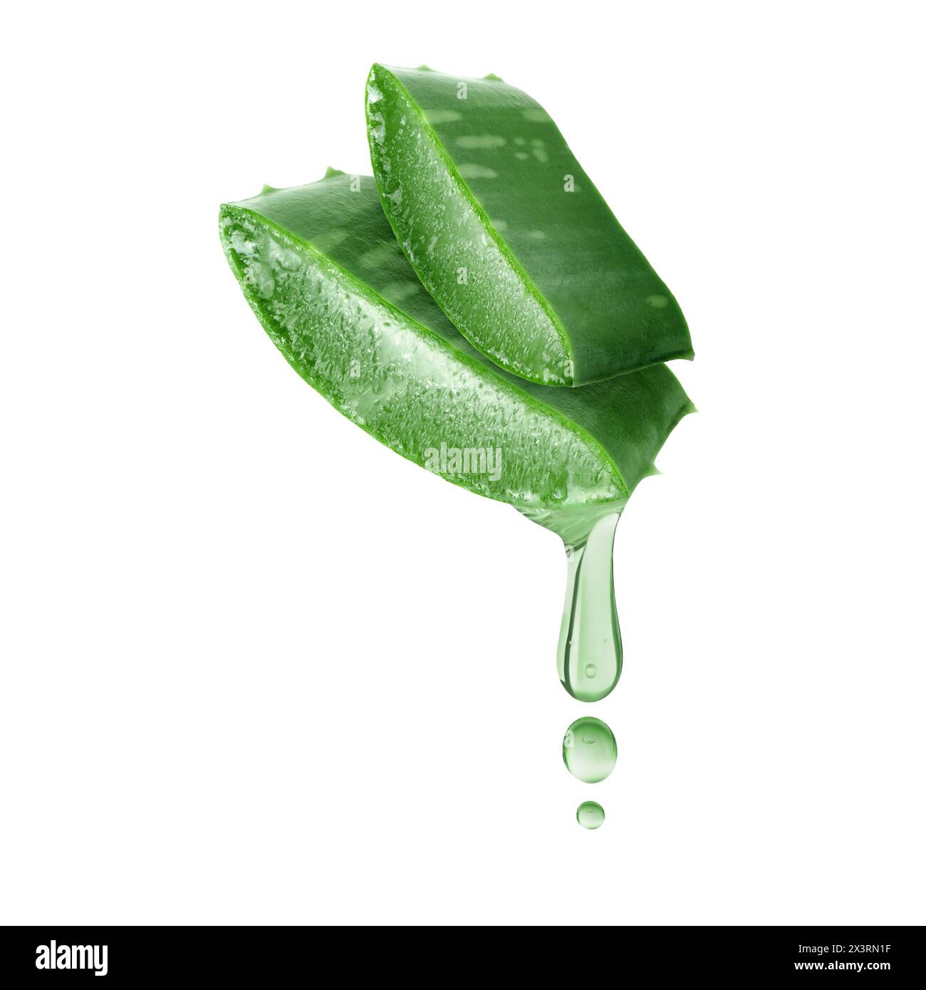 Sections transversales de feuilles d'aloe vera avec du jus dans l'air sur fond blanc Banque D'Images