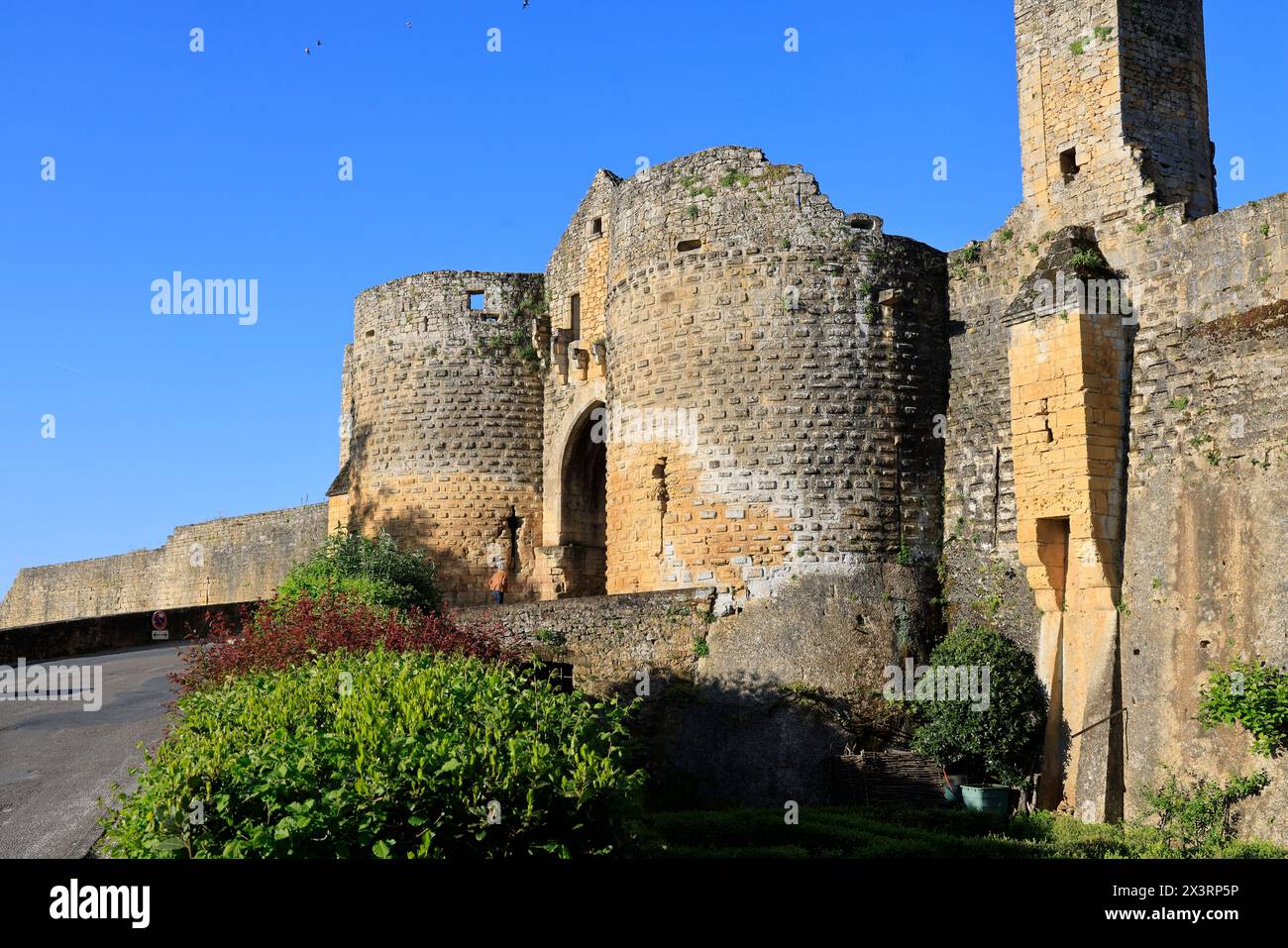 La porte des Tours dans les remparts de la bastide de Domme fondée en 1281 par le roi de France Philippe III le Hardi sur la falaise qui domine t Banque D'Images