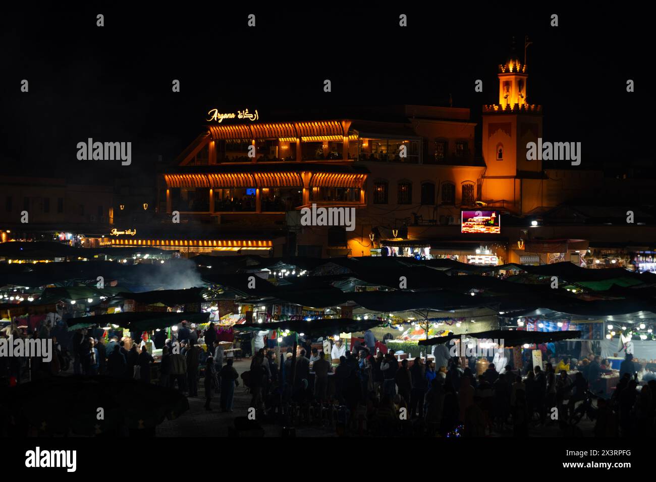 Place Jamaa el Fna à Marrakech la nuit, mosquée Al-Koutoubia, tradition et coutumes antiques du Maroc, grouillant de vie et de richesse culturelle, Marrak Banque D'Images