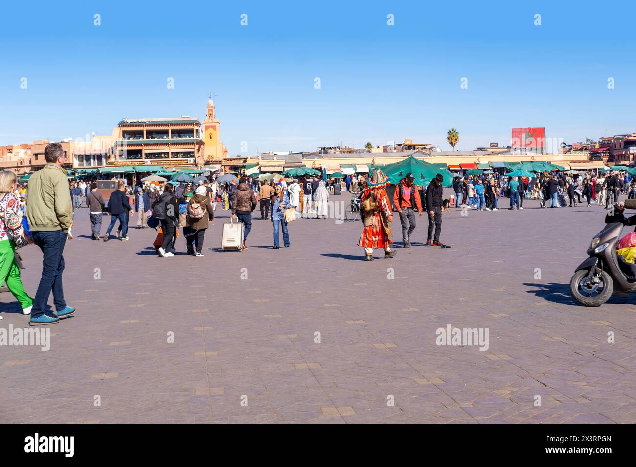 Place Jamaa el Fna à Marrakech, tradition et coutumes antiques Maroc, site du patrimoine mondial de l'UNESCO, grouillant de vie et de richesse culturelle, Marrakech Banque D'Images