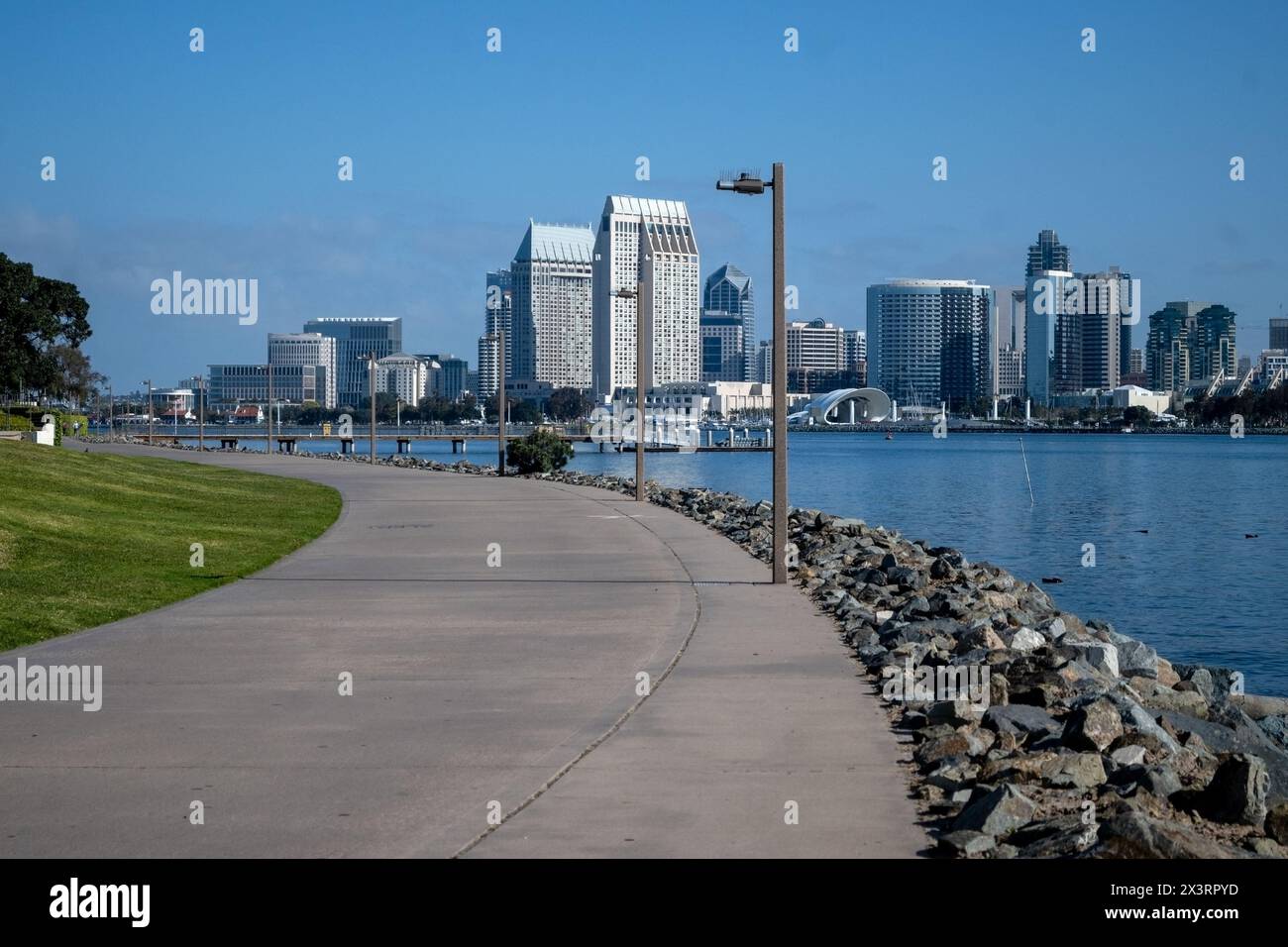 San Diego, CALIFORNIE 7 avril 2024. Vue sur les gratte-ciel de San Diego dans l'après-midi depuis la piste cyclable, promenade sur Coronado Island avec espace copie ciel bleu Banque D'Images