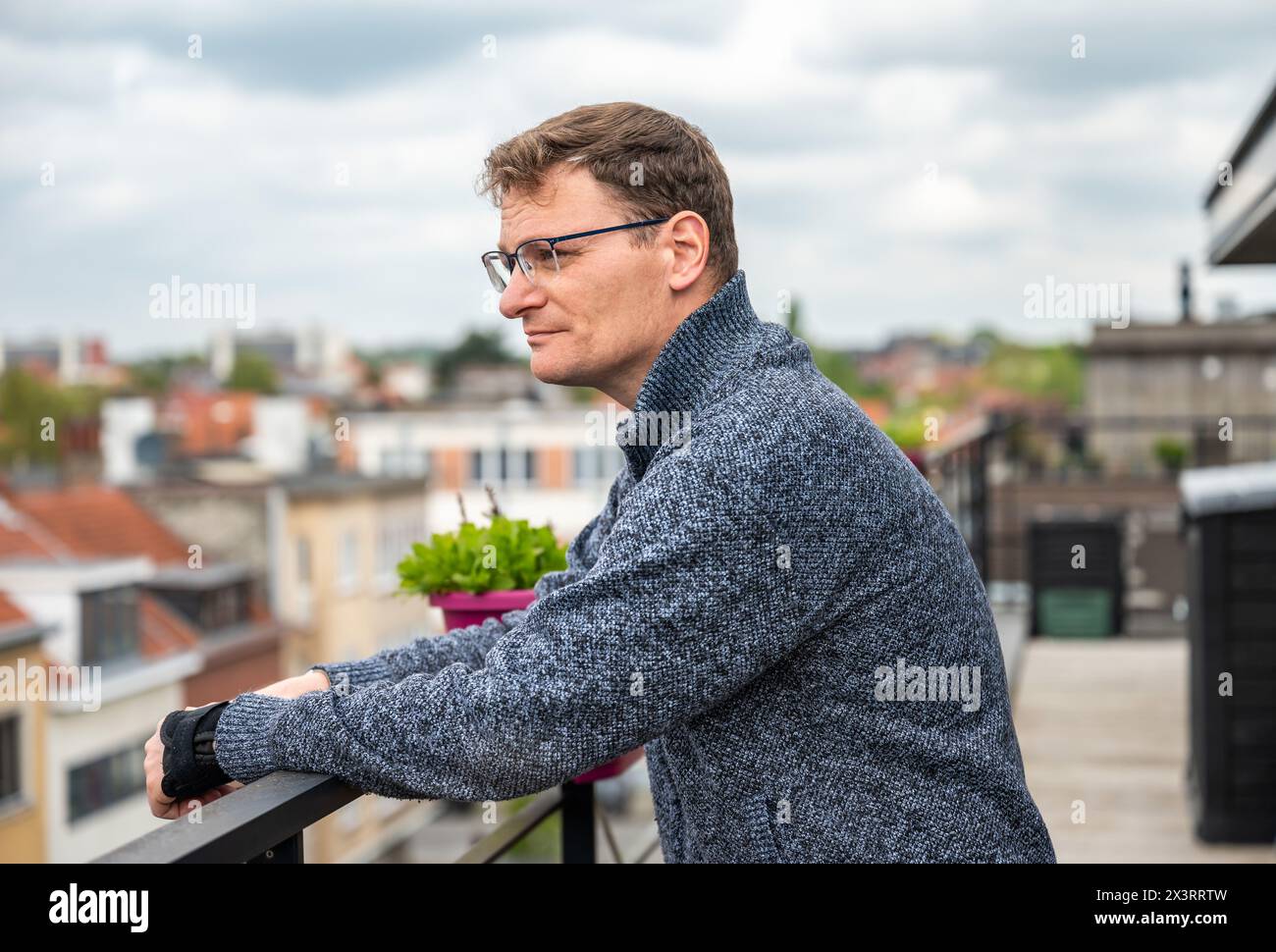 Portrait d'un homme d'affaires de 45 ans à l'extérieur, Bruxelles, Belgique. Autorisation du modèle. Banque D'Images