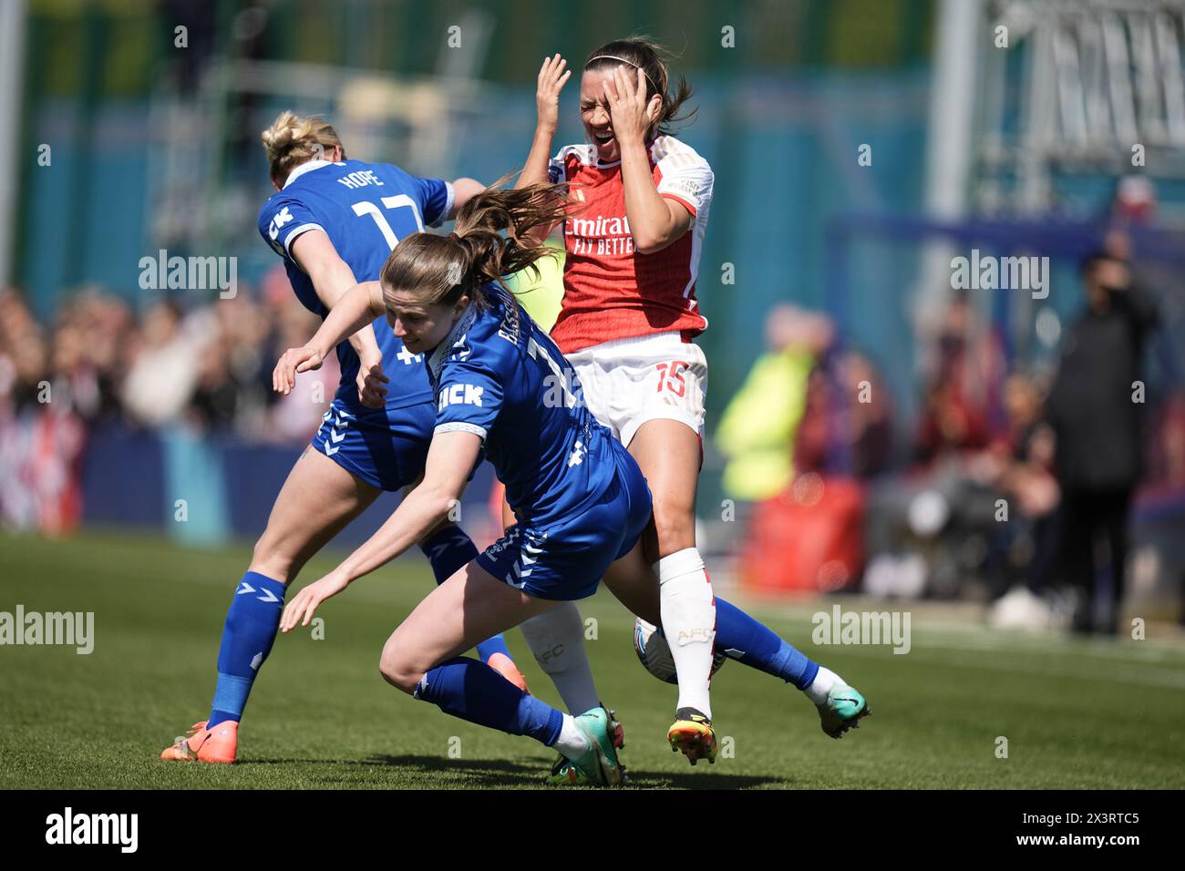 Liverpool, Royaume-Uni. 28 avril 2024. Everton FC / Arsenal FC Barclays Super League Womens WALTON HALL PARK STADIUM, ANGLETERRE - 28 avril 2024 Caitlin Foord est affrontée par Emma Bissell d'Everton lors du match de Super League féminine Barclays entre Everton FC et Arsenal FC au Walton Hall Park Stadium le 28 avril 2024 à Liverpool Angleterre. (Crédit : ALAN EDWARDS/Alamy Live News Banque D'Images