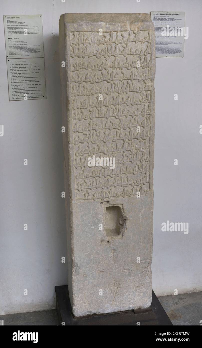 Stèle funéraire montrant l'épitaphe d'Amira, fille de Muhammad ibn Muhriz. Marbre. Daté de 468 AH (1075 AD). De Tolède, sur le chemin du nouveau cimetière. Inscription arabe en caractères kufiques. Musée de Santa Cruz. Tolède. Espagne. Banque D'Images