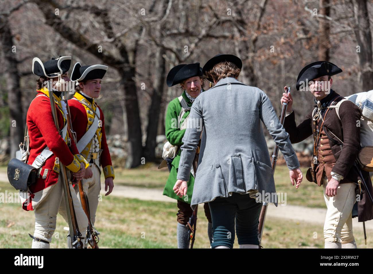 Reconstitution de la bataille du 19 avril 1775 entre les soldats britanniques et la milice de Lexington sous le commandement du capitaine John Parker. Banque D'Images