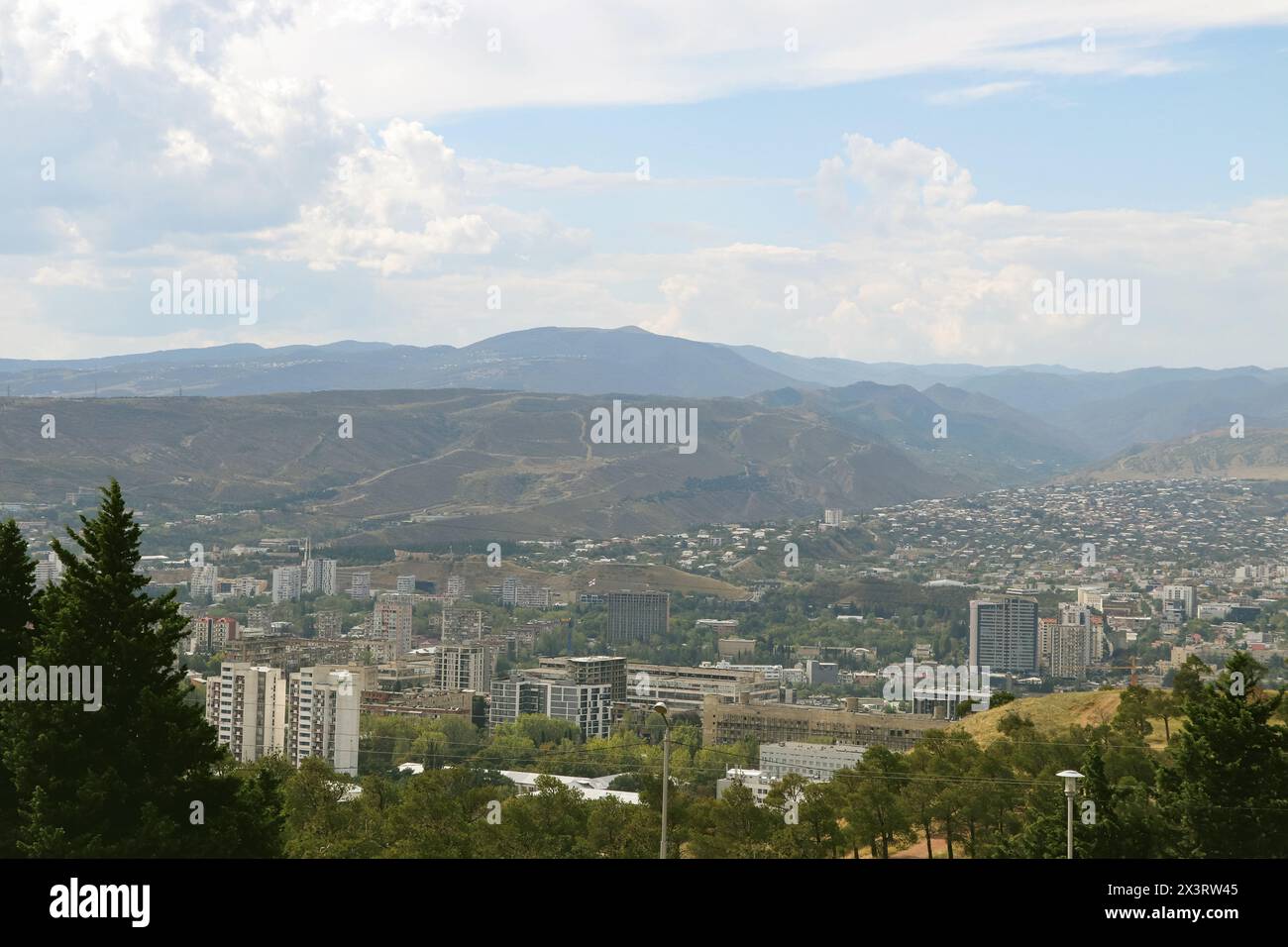 Banlieue de Tbilissi. Paysage urbain avec montagnes. Banque D'Images