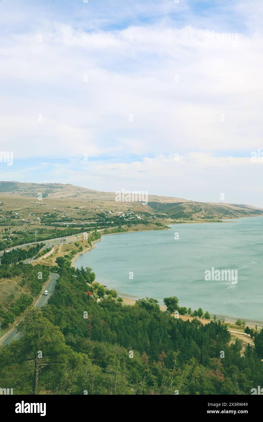 Photographie de paysage captivante mettant en scène un lac serein à Tbilissi, Géorgie Banque D'Images