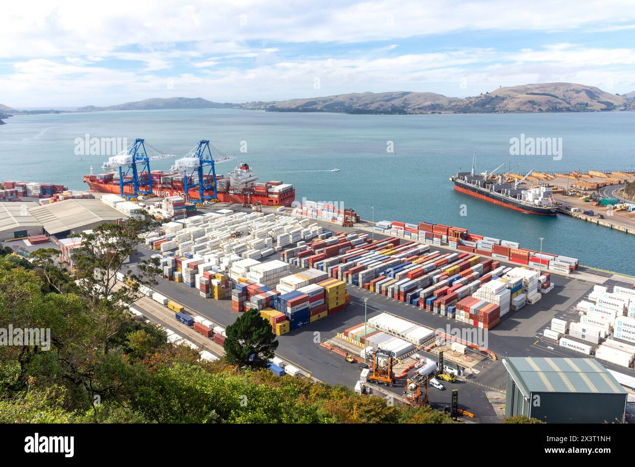 Vue du port à conteneurs depuis Centenary Lookout, Port Chalmers, Dunedin (Ōtepoti), Otago, Nouvelle-Zélande Banque D'Images