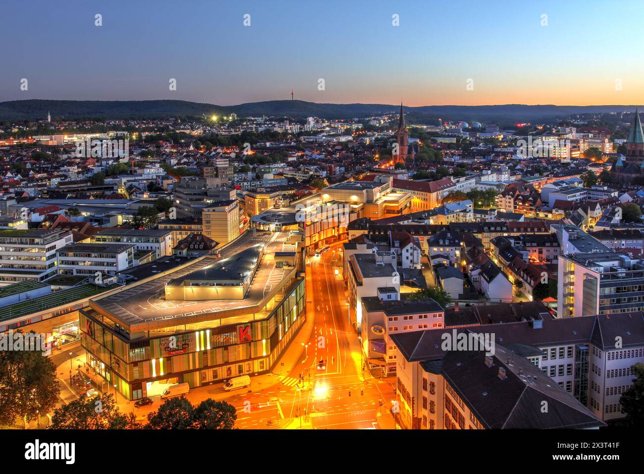 Vue aérienne de nuit depuis le sommet du bâtiment Townhall (Rathaus) à Kaiserslautern, Rhénanie-Palatinat, Allemagne. Banque D'Images