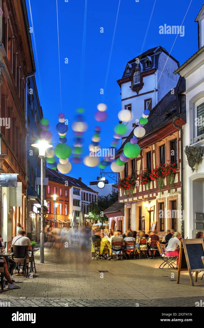 Rue piétonne dans le centre-ville de Kaiserslautern, Allemagne la nuit. Banque D'Images
