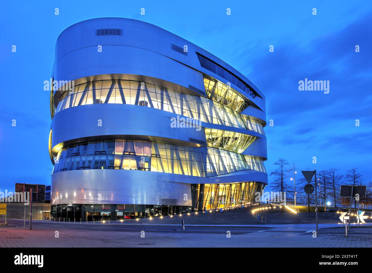 Musée Mercedes-Benz près de Stuttgart, Allemagne, aujourd'hui l'une des attractions les plus populaires de la région, construit juste à l'extérieur de l'usine Daimler, design Banque D'Images