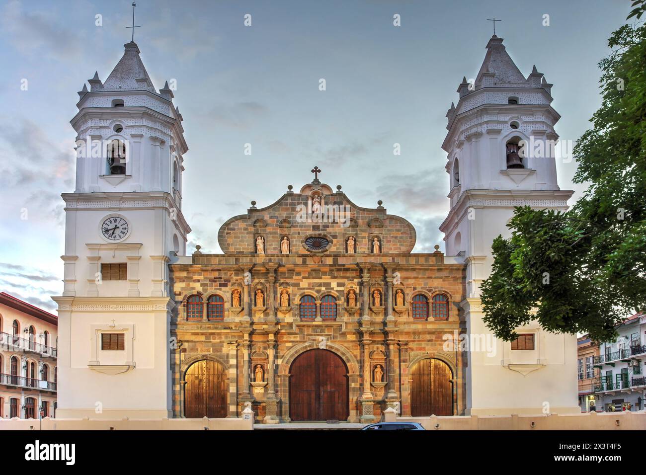 Soirée sur la place Casco Antiguo avec la cathédrale métropolitaine de Panama, Santa Maria la Antigua, Panama City. Banque D'Images