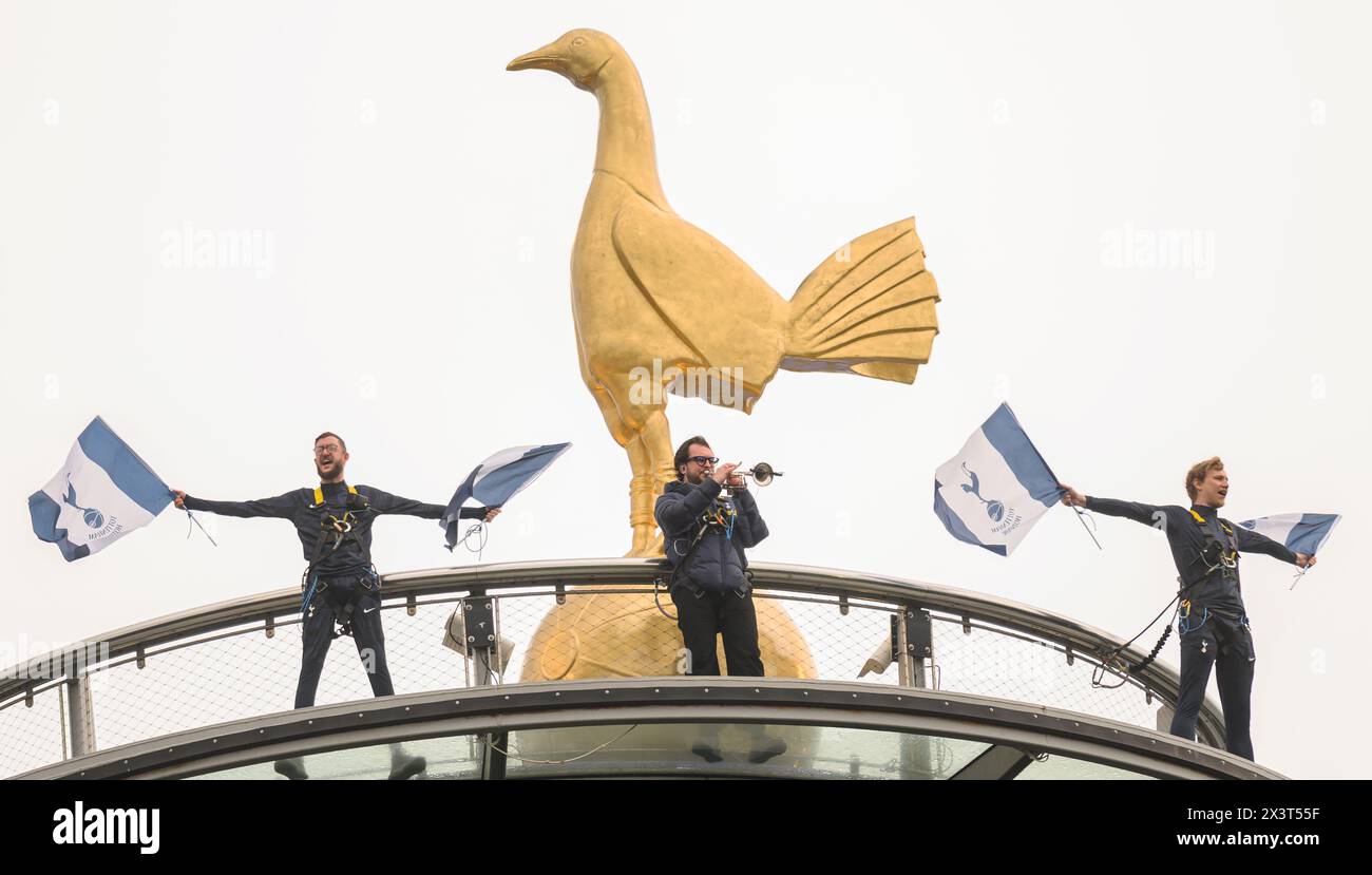 Londres, Royaume-Uni. 28 avril 2024 - Tottenham Hotspur v Arsenal - premier League - Tottenham Hotspur Stadium. Le trompettiste des Spurs joue « oh quand les Spurs vont marcher » au début du match devant la mascotte de coq du club, qui est située tout en haut du toit du Tottenham Hotspur Stadium. Crédit photo : Mark pain/Alamy Live News Banque D'Images