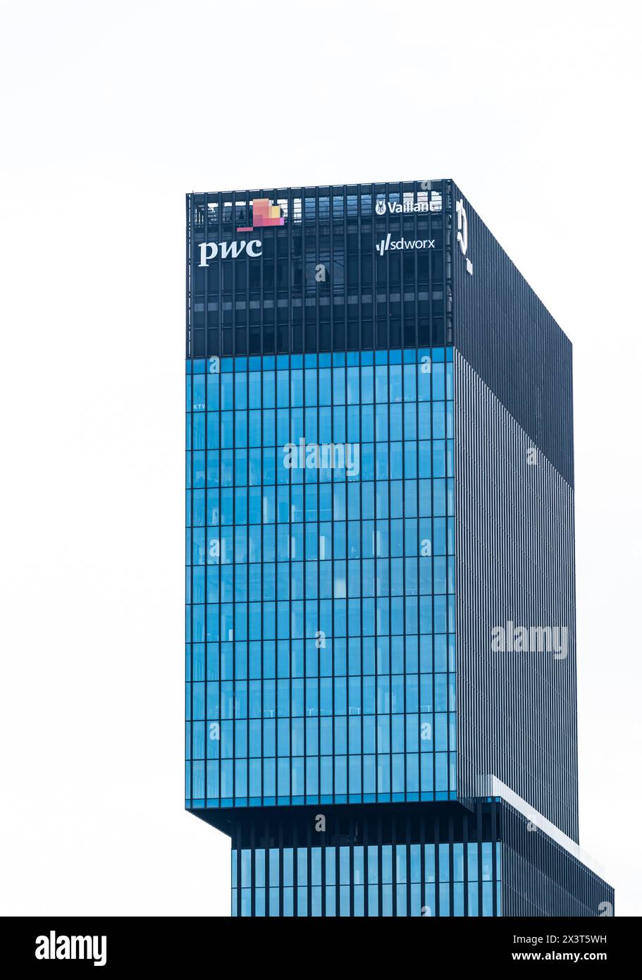 Katowice, Silésie, Pologne, 24 mars 2024 - immeuble de bureaux contemporain en verre et acier de PWC, Panattoni et d'autres sociétés de services Banque D'Images