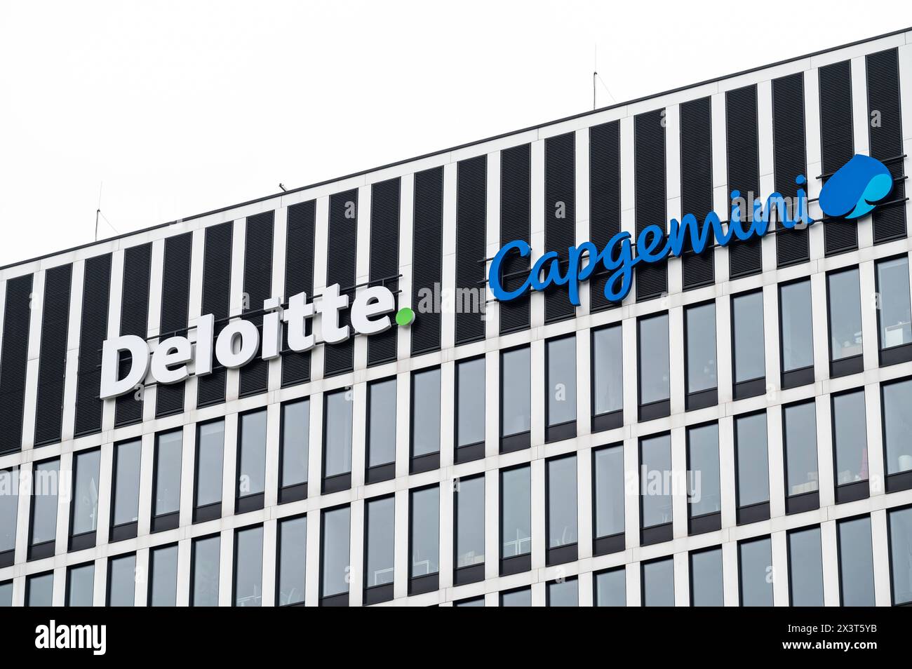 Katowice, Silésie, Pologne, 24 mars 2024 - signature et siège des groupes de comptabilité et de conseil Deloitte et Capgemini Banque D'Images
