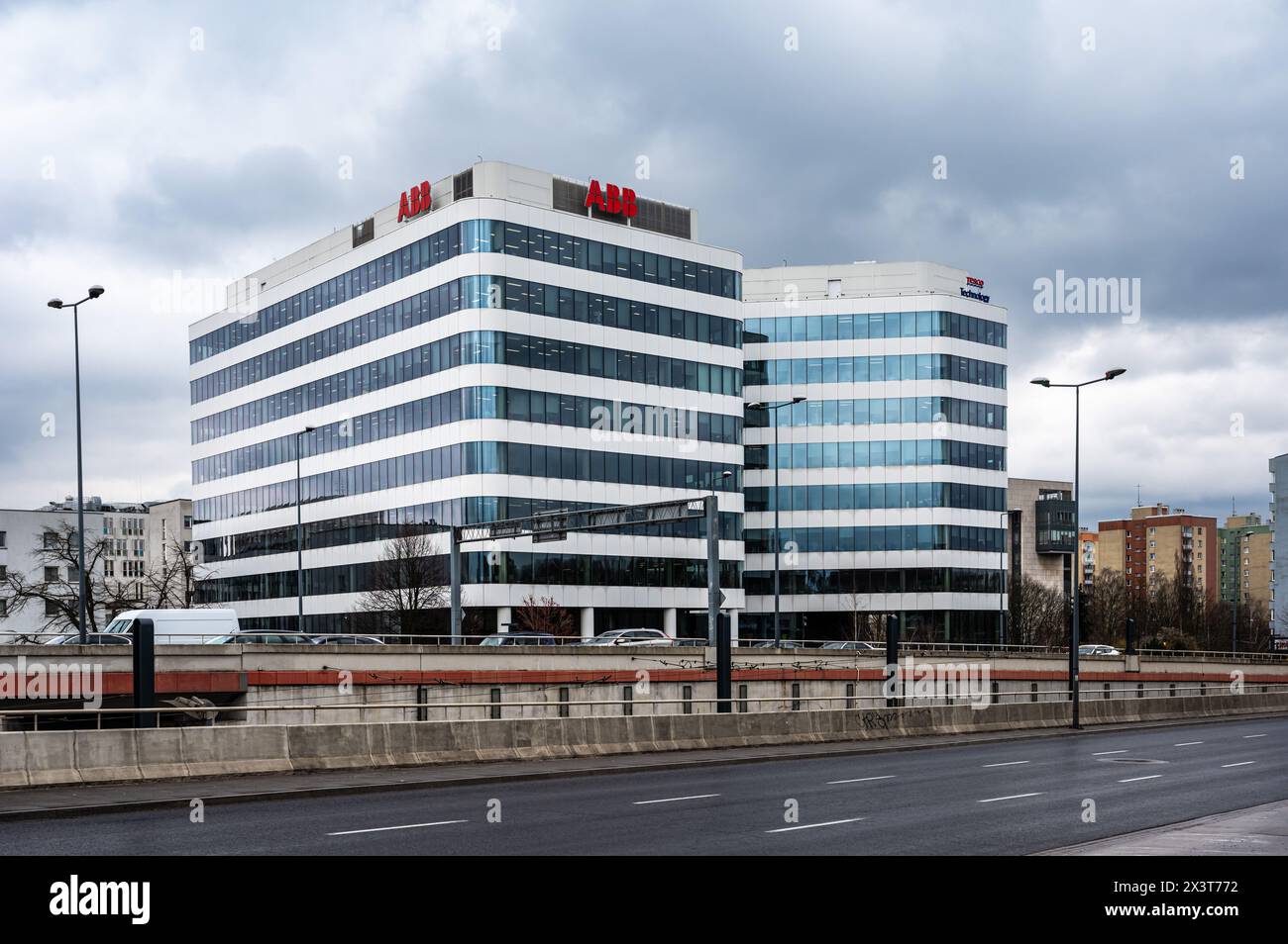 Cracovie, Pologne, 25 mars 2024 - immeuble de bureaux des sociétés technologiques ABB et Tesco Banque D'Images
