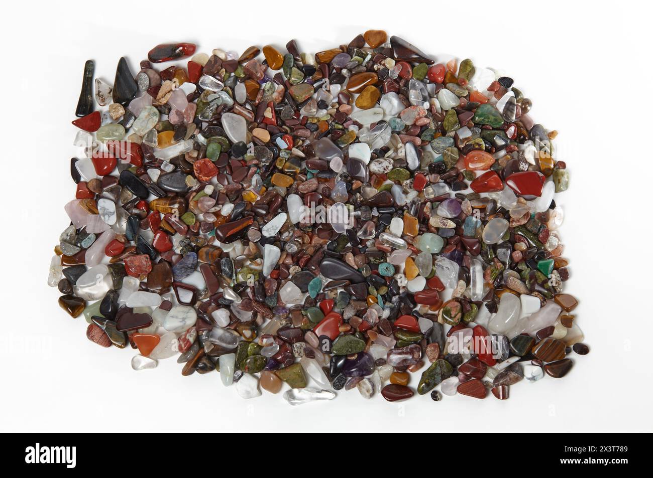 Tas de pierres semi-précieuses naturelles isolé sur fond blanc. Texture de gemmes colorées Banque D'Images