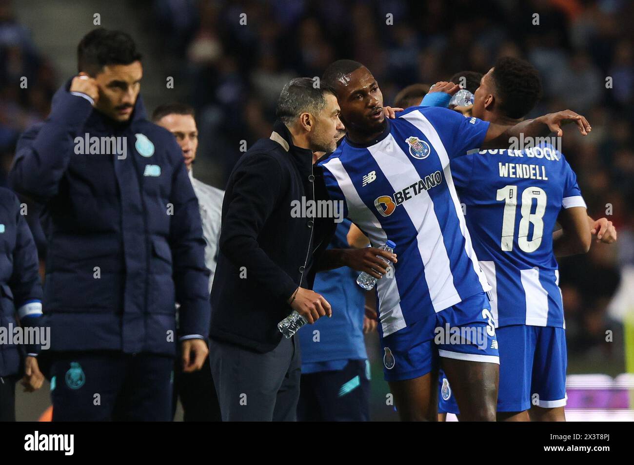 Porto, 04/28/2024 - Futebol Clube do Porto a accueilli le Sporting Clube de Portugal à Estádio do Dragão ce soir dans un match comptant pour la 31ème manche de la I League 2023/24. Sergio Conceição et Otavio (Ivan Del Val/Global Imagens) Banque D'Images