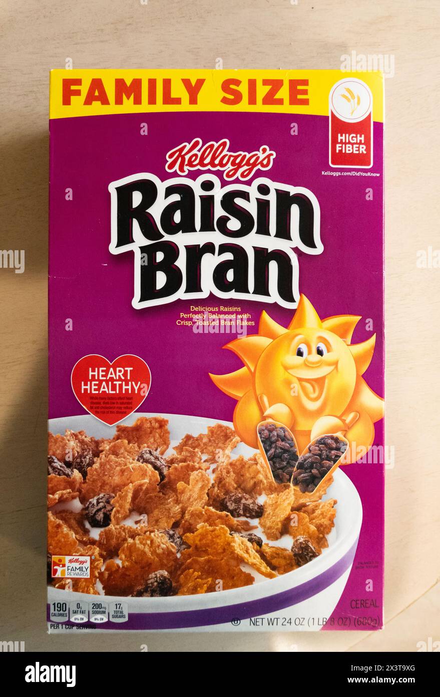 Boîte de taille familiale de Heart Healthy Kellogg's raisin Bran. Banque D'Images