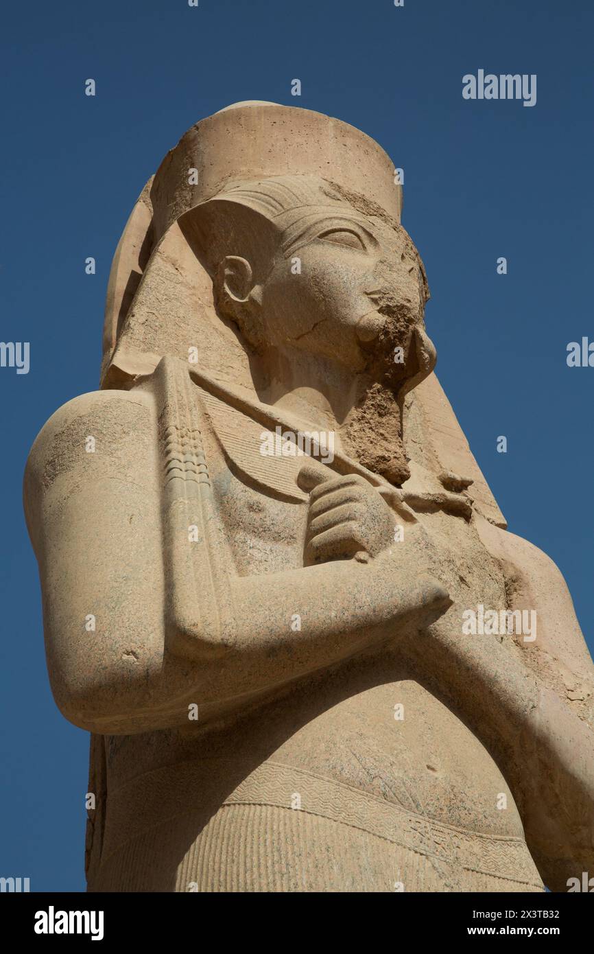Statue de Ramsès II, complexe du temple de Karnak, site du patrimoine mondial de l'UNESCO, Louxor, Égypte Banque D'Images