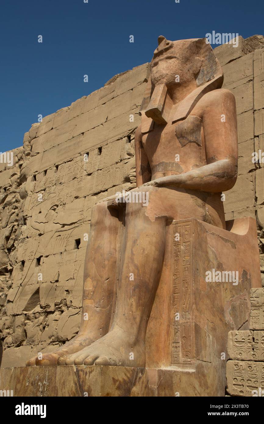 Pharaon assis, Pylon 8, complexe du temple de Karnak, site du patrimoine mondial de l'UNESCO, Louxor, Égypte Banque D'Images