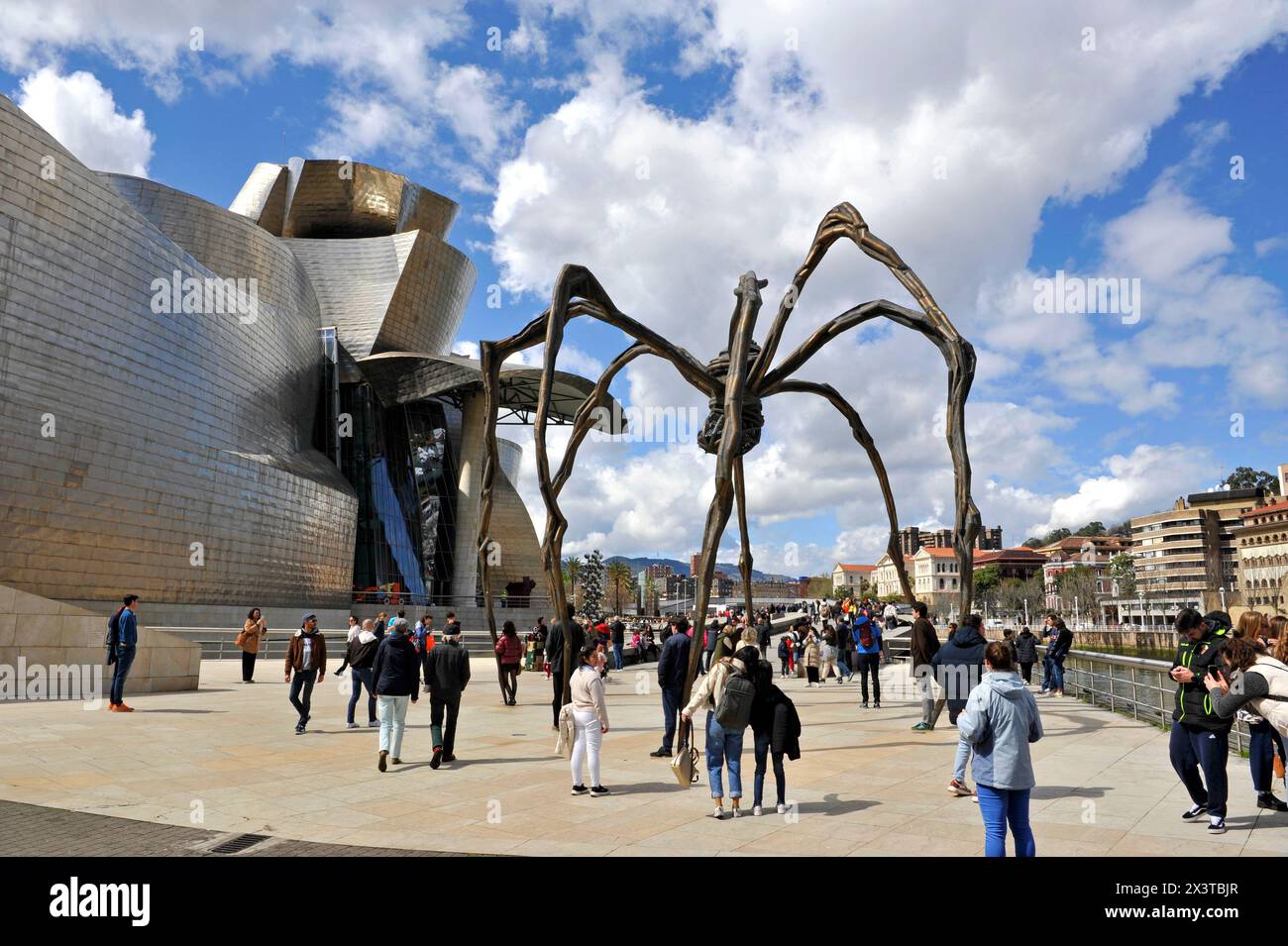 Grande sculpture d'araignée de Louise Bourgeois devant le musée Gugenheim Bilbao conçu par l'architecte Frank Gehry à Billbao, Espagne, Europe Banque D'Images