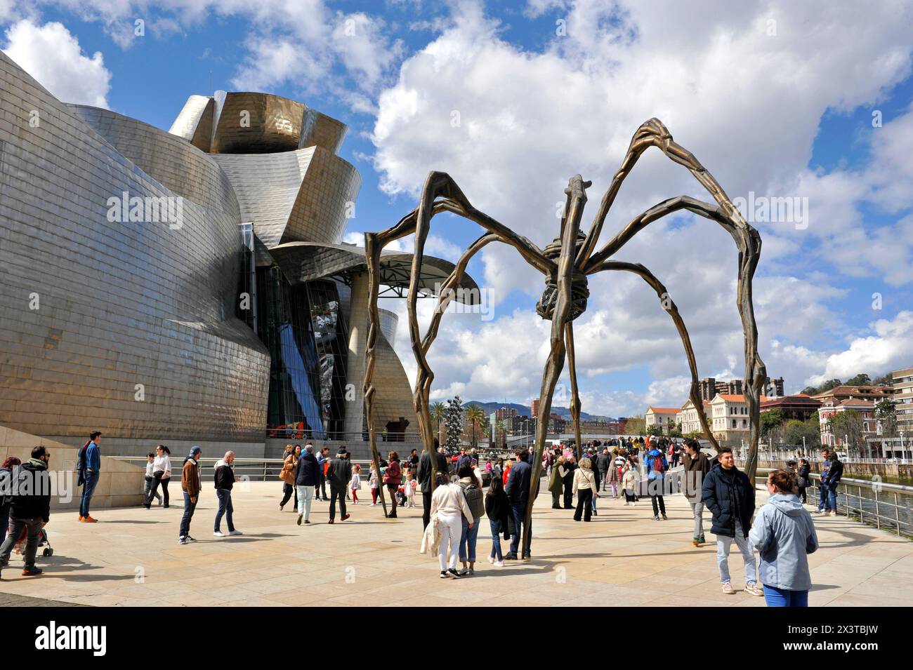 Grande sculpture d'araignée de Louise Bourgeois devant le musée Gugenheim Bilbao conçu par l'architecte Frank Gehry à Billbao, Espagne, Europe Banque D'Images