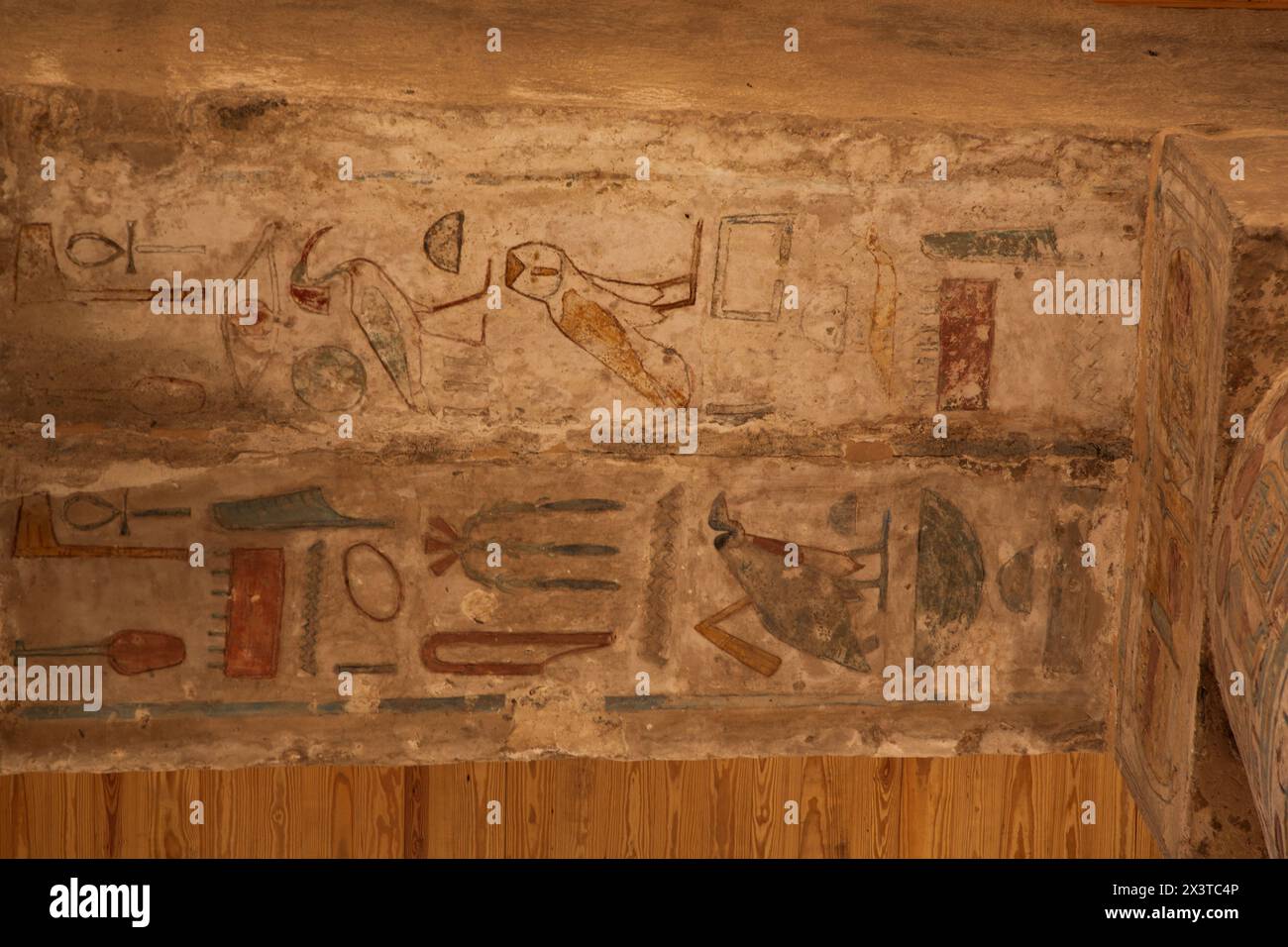 Linteau avec hiéroglyphes, grandes colonnes de papyrus, Hypostyle, complexe du temple de Karnak, site du patrimoine mondial de l'UNESCO, Louxor, Égypte Banque D'Images