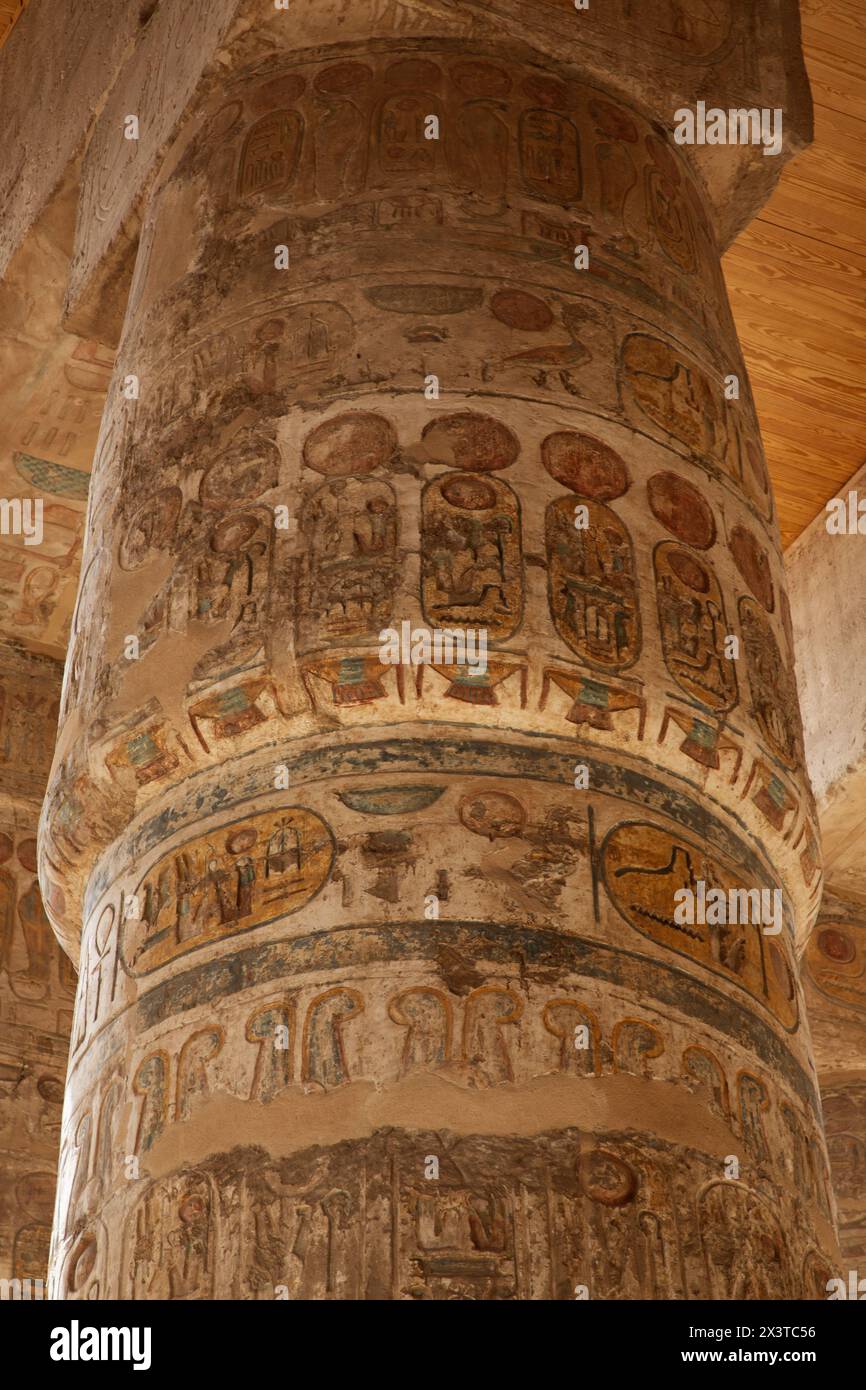 Les grandes colonnes de papyrus, Hypostyle, complexe du temple de Karnak, site du patrimoine mondial de l'UNESCO, Louxor, Égypte Banque D'Images