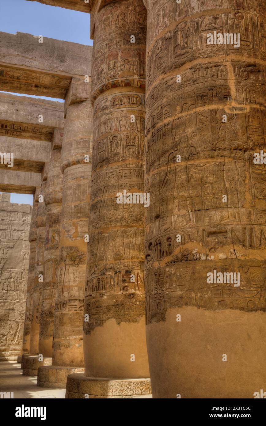 Les grandes colonnes de papyrus, Hypostyle, complexe du temple de Karnak, site du patrimoine mondial de l'UNESCO, Louxor, Égypte Banque D'Images