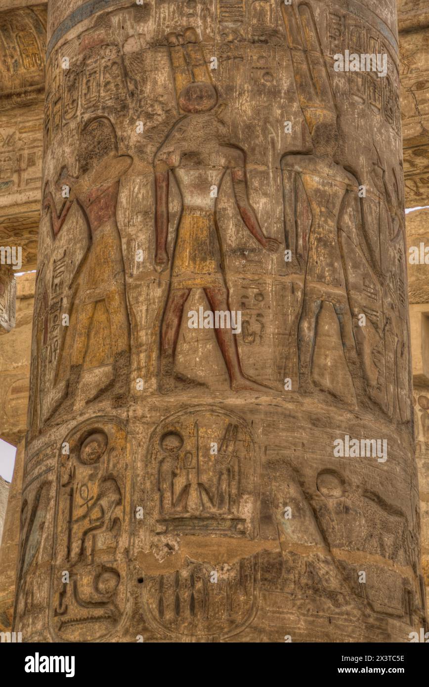 Reliefs, les grandes colonnes de papyrus, Hypostyle, complexe du temple de Karnak, site du patrimoine mondial de l'UNESCO, Louxor, Égypte Banque D'Images