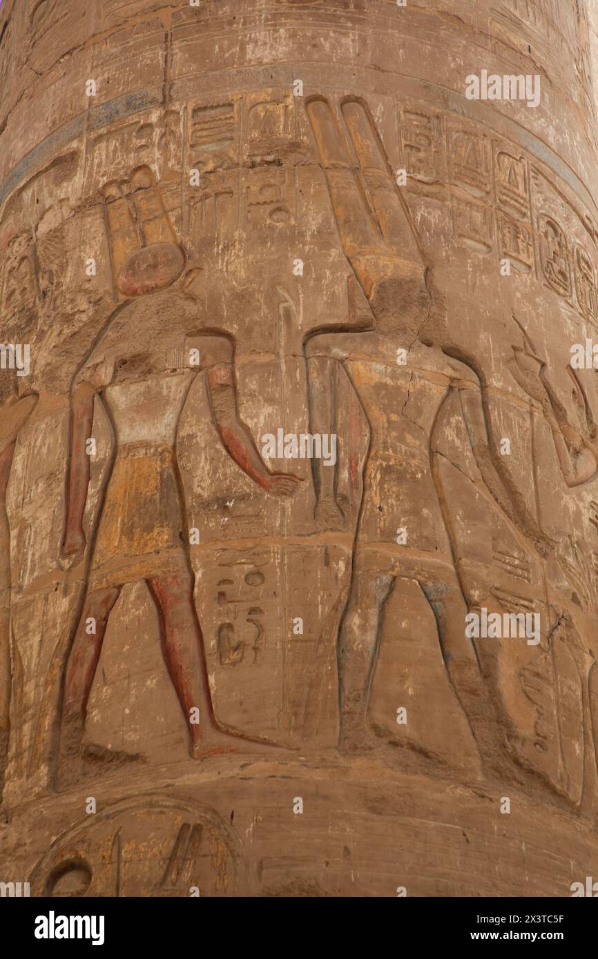 Dieu Amon (à droite), les grandes colonnes de papyrus, Hypostyle, complexe du temple de Karnak, site du patrimoine mondial de l'UNESCO, Louxor, Égypte Banque D'Images