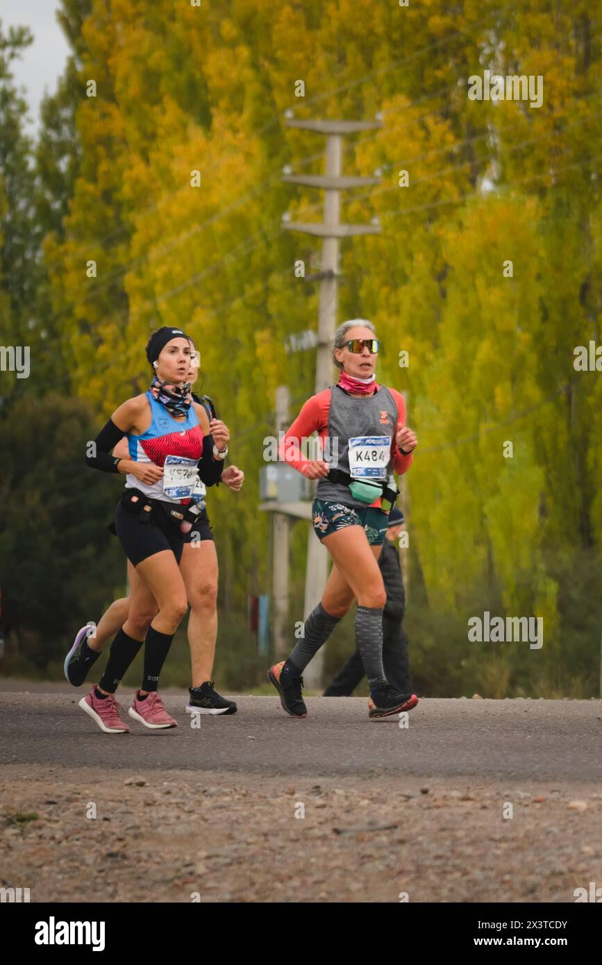 2024-04-28, Mendoza, Argentine - femme d'âge moyen qui court le Marathon International de Mendoza. Banque D'Images