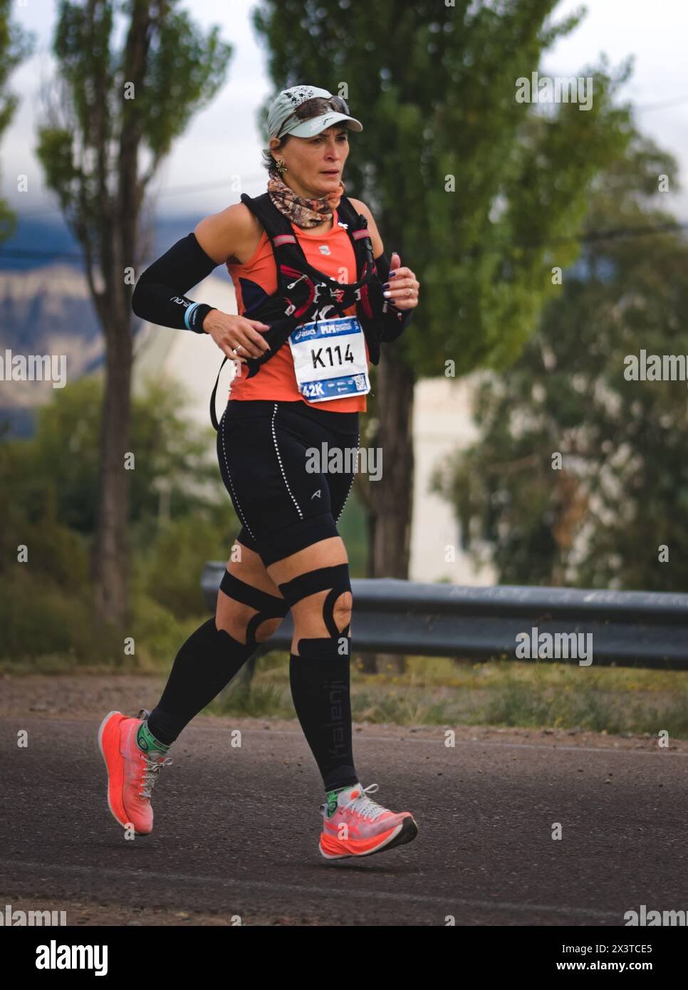 2024-04-28, Mendoza, Argentine - femme d'âge moyen qui court le Marathon International de Mendoza. Banque D'Images