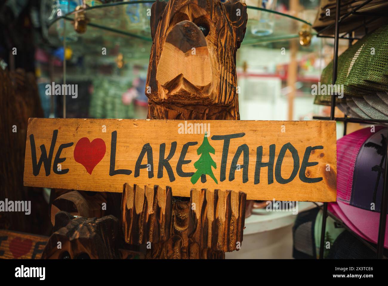 Panneau en bois We LAKE TAHOE avec Pine Tree, charme rustique, magasin d'affichage dans le lac Tahoe Banque D'Images
