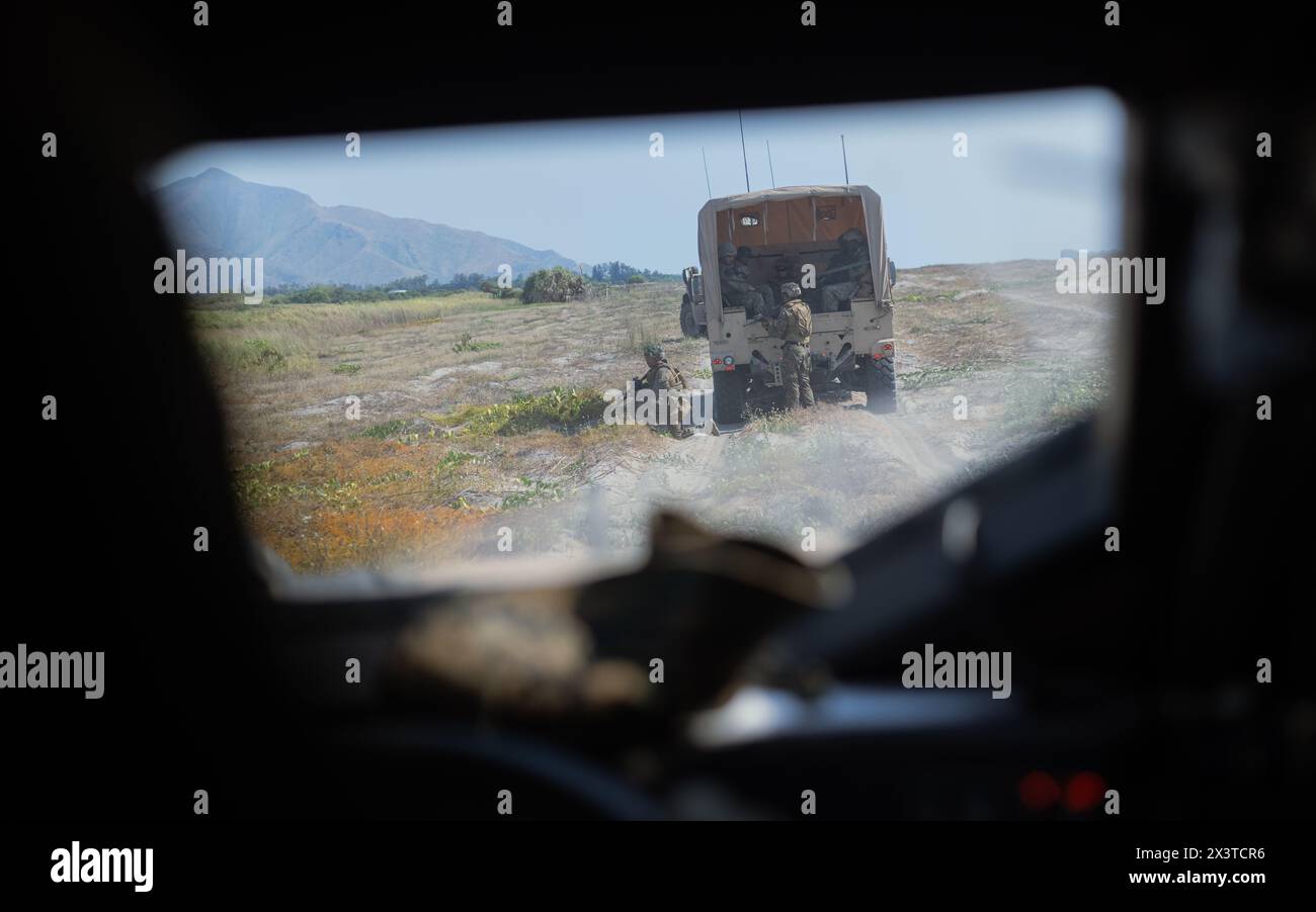 Les Marines américains avec le 3e bataillon anti-aérien littoral, le 3e régiment littoral marin, la 3e division marine, et les Marines philippins avec le bataillon de défense aérienne basé à terre, mènent une formation aux opérations de convoi dans le cadre de Balikatan 24 sur la base navale Leovigildo Gantioqui, Philippines, le 24 avril 2024. Balikatan 24 est un exercice annuel entre les forces armées des Philippines et l’armée américaine conçu pour renforcer l’interopérabilité bilatérale, les capacités, la confiance et la coopération bâtie sur des décennies d’expériences partagées. (Photo du corps des Marines des États-Unis par le sergent Jacqueline C. Parsons) Banque D'Images
