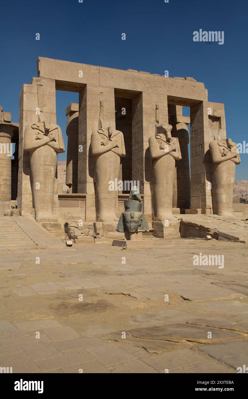 Osiride Portico, Secound court, Ramesseum, Temple mémorial du Pharaon Ramsès II, Thèbes antiques, site du patrimoine mondial de l'UNESCO, Louxor, Égypte Banque D'Images