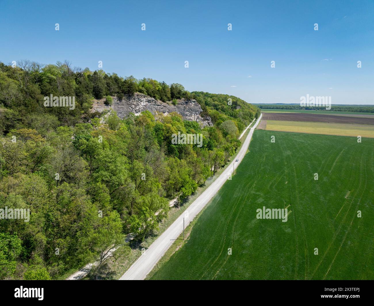 KATY piste cyclable et route poussiéreuse longeant le bord d'une large vallée de la rive du Missouri, près de Wilton, MO, vue aérienne printanière Banque D'Images