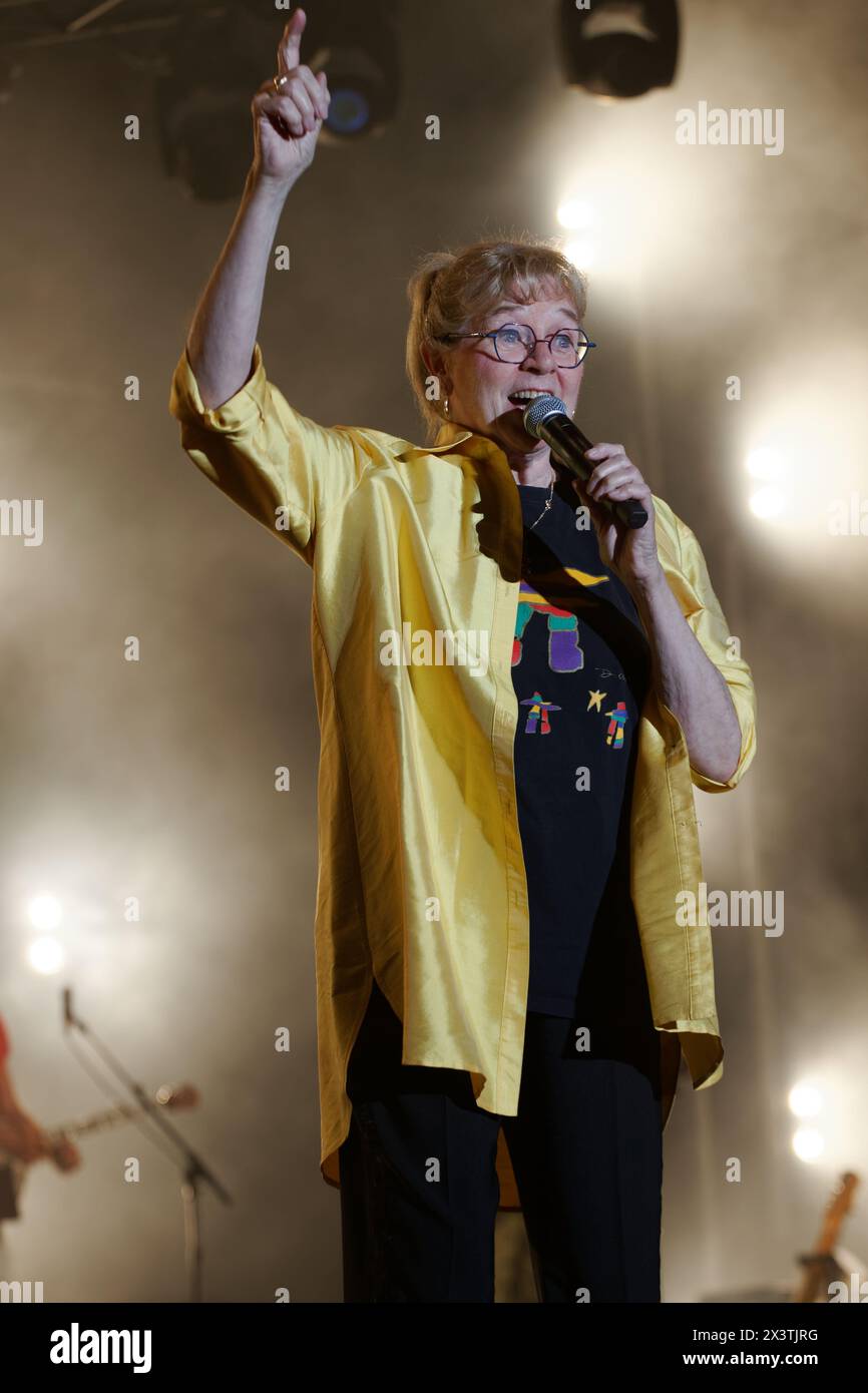 Édith Butler, auteure-compositrice-interprète et folkloriste acadienne-canadienne se produit sur scène à Montréal Banque D'Images