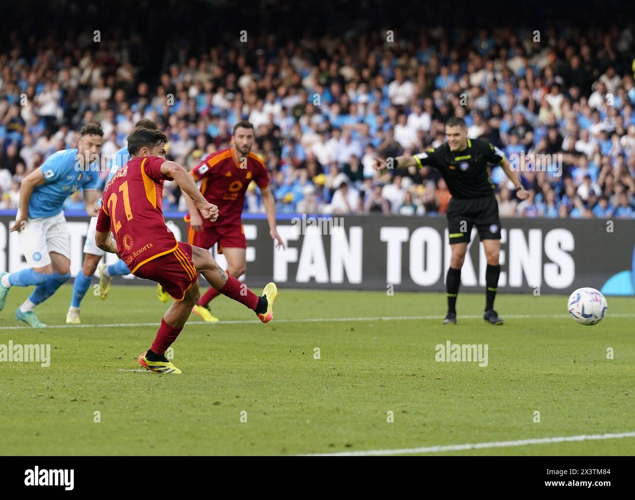 Naples. 29 avril 2024. Paulo Dybala (avant) marque le but de pénalité lors du match de Serie A entre Napoli et Roma à Naples, en Italie, le 28 avril 2024. Crédit : Xinhua/Alamy Live News Banque D'Images