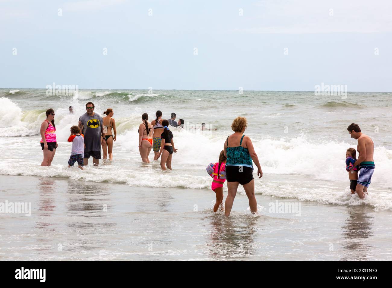 Nageurs pataugeant dans l'océan Atlantique à Myrtle Beach, Caroline du Sud, États-Unis. Banque D'Images