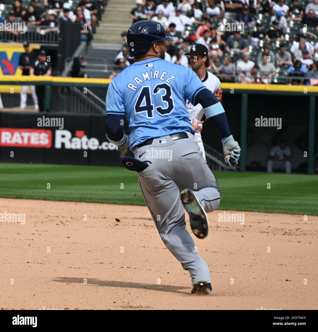 Chicago, États-Unis. 28 avril 2024. Harold Ramirez #43, désigné frappeur et outfield pour les Rays de Tampa Bay vus en action sur le terrain lors d'un match de baseball de la Ligue majeure contre les White Sox de Chicago. Les Chicago White Sox ont gagné, dimanche après-midi leur donnant leur premier balayage de trois matchs de la saison 2024 en vertu d'une victoire de 4-2 sur les Rays de Tampa Bay à Guaranteed Rate Field. Score final ; Tampa Bay Rays 2 : 4 Chicago White Sox. Crédit : SOPA images Limited/Alamy Live News Banque D'Images