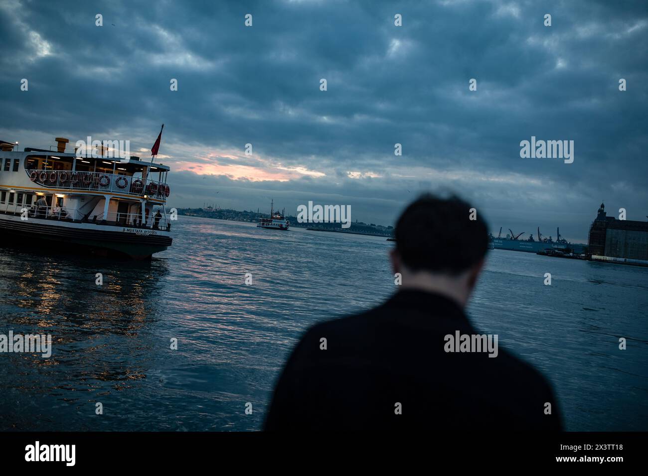 Istanbul, Turquie. 28 avril 2024. Un homme a apprécié la vue sur la plage de Kadikoy avec les lignes de ferry de la ville et la gare de Haydarpasa en arrière-plan. Crédit : SOPA images Limited/Alamy Live News Banque D'Images