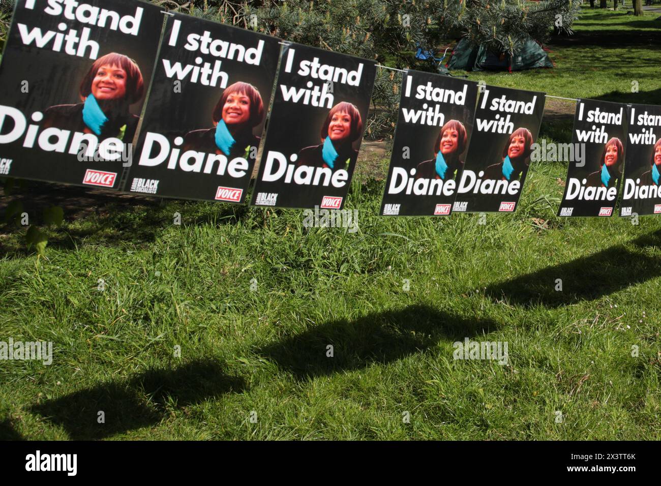 Londres, Royaume-Uni. 28 avril 2024. Des affiches de Diane Abbott sont vues dans le parc Hackney Downs pendant le rallye. Les dirigeants syndicaux appellent au rétablissement du whip travailliste à Diane Abbott au milieu des allégations de racisme. Crédit : SOPA images Limited/Alamy Live News Banque D'Images