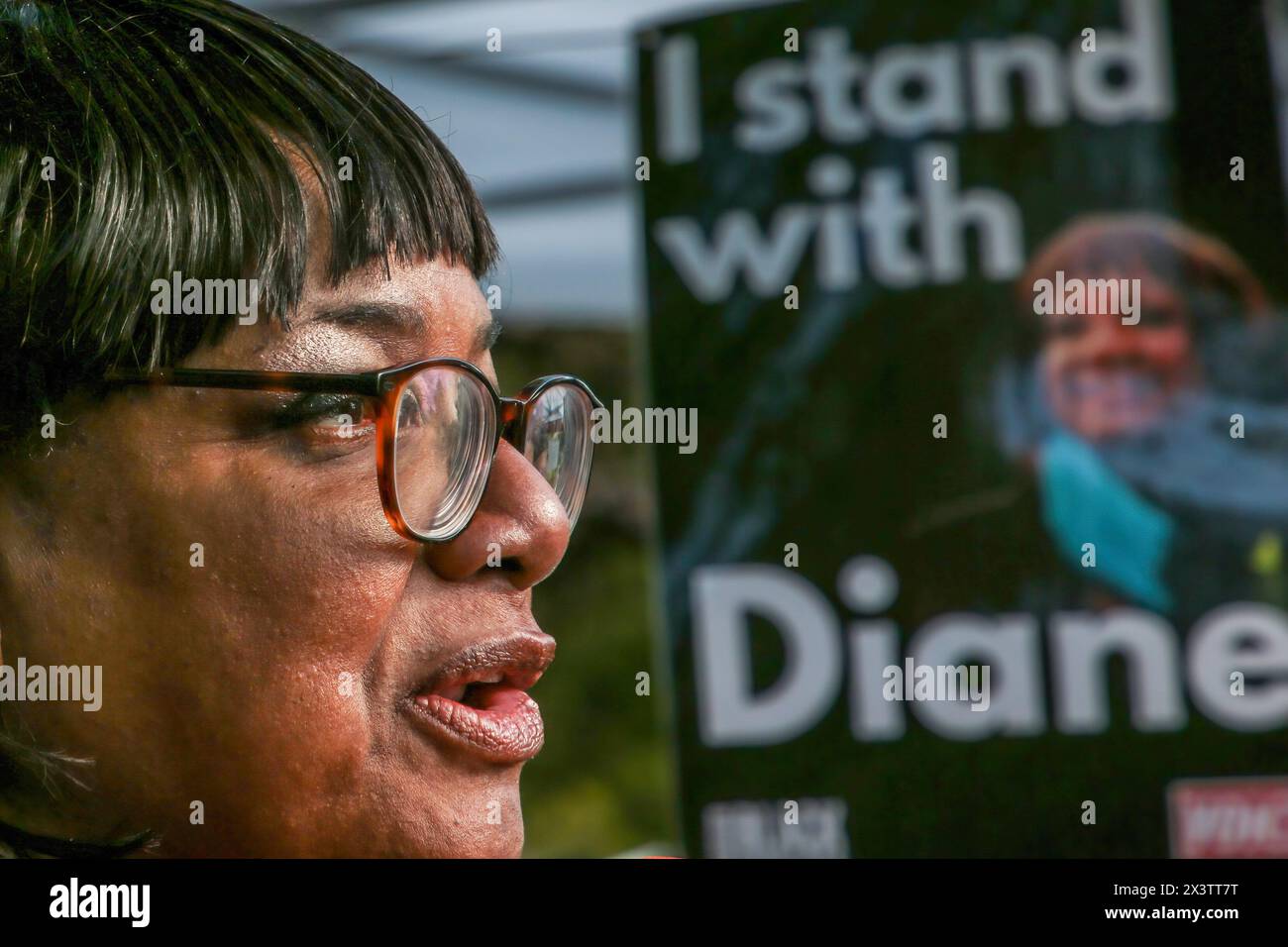 Londres, Royaume-Uni. 28 avril 2024. Diane Abbott prend la parole lors du rassemblement à Hackney Downs Park. Les dirigeants syndicaux appellent au rétablissement du whip travailliste à Diane Abbott au milieu des allégations de racisme. (Photo de Thabo Jaiyesimi/SOPA images/SIPA USA) crédit : SIPA USA/Alamy Live News Banque D'Images