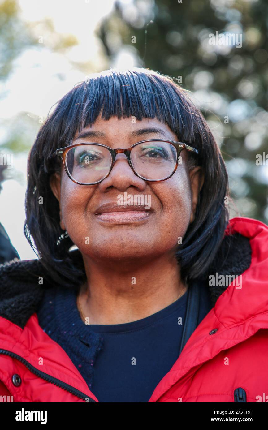 Londres, Royaume-Uni. 28 avril 2024. Diane Abbott regarde à Hackney Downs Park pendant le rallye. Les dirigeants syndicaux appellent au rétablissement du whip travailliste à Diane Abbott au milieu des allégations de racisme. (Photo de Thabo Jaiyesimi/SOPA images/SIPA USA) crédit : SIPA USA/Alamy Live News Banque D'Images