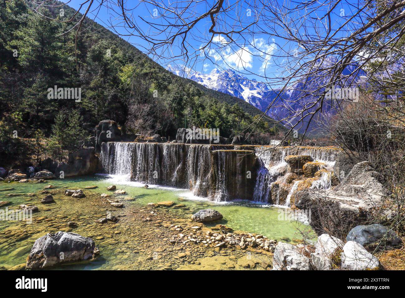 Paysage magnifique de Blue Moon Valley à Lijiang, Yunnan, Chine, avec la montagne enneigée du Dragon de Jade en arrière-plan Banque D'Images