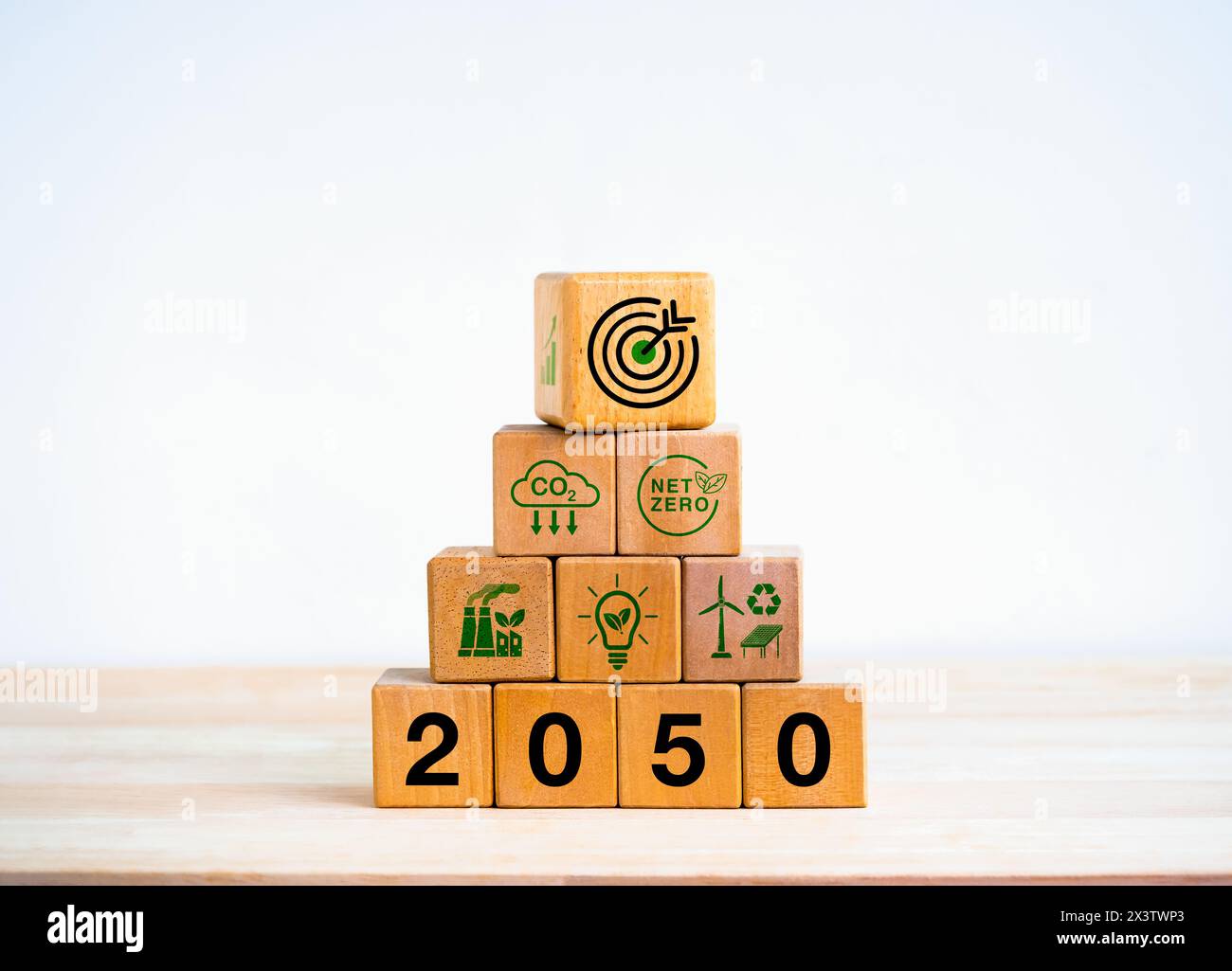 Zéro net d'ici 2050. Réduire les émissions de CO2, réduire le dioxyde de carbone, limiter le changement climatique, concepts de réchauffement climatique. Icône de cible sur le bloc de cube en bois pyra Banque D'Images